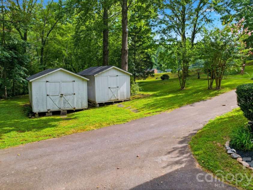 401 East End Avenue, Statesville, NC 28677.  MLS# CAR4414039, YatesRealty ID 44329. 