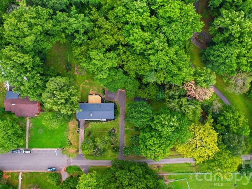 401 East End Avenue, Statesville, NC 28677.  MLS# CAR4414039, YatesRealty ID 44329. 
