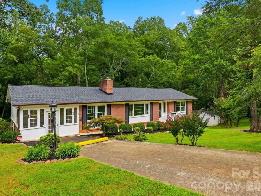 401 East End Avenue, Statesville, NC 28677.  MLS# CAR4414039, YatesRealty ID 44329. 