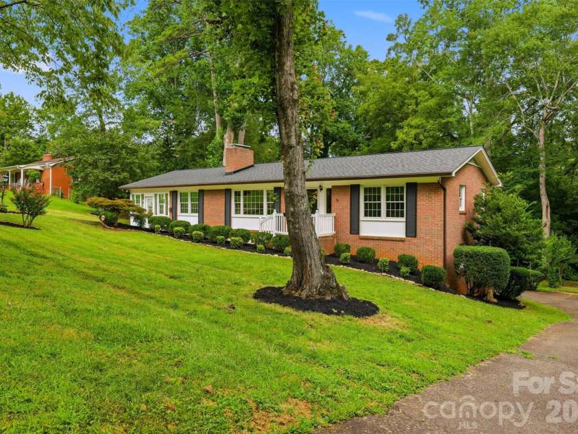 401 East End Avenue, Statesville, NC 28677.  MLS# CAR4414039, YatesRealty ID 44329. 