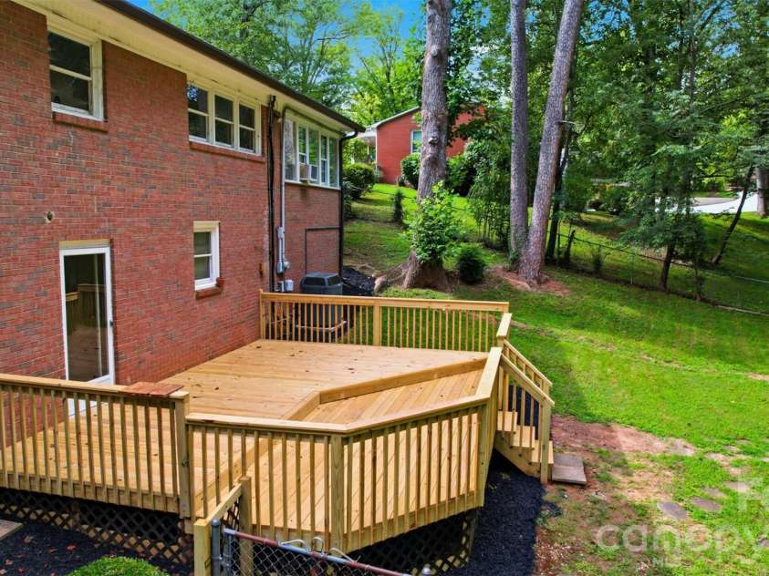 401 East End Avenue, Statesville, NC 28677.  MLS# CAR4414039, YatesRealty ID 44329. 
