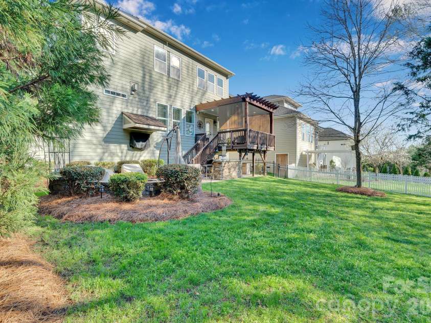 18916 Cypress Garden Drive, Davidson, NC 28036.  MLS# CAR4357007, YatesRealty ID 4433. 