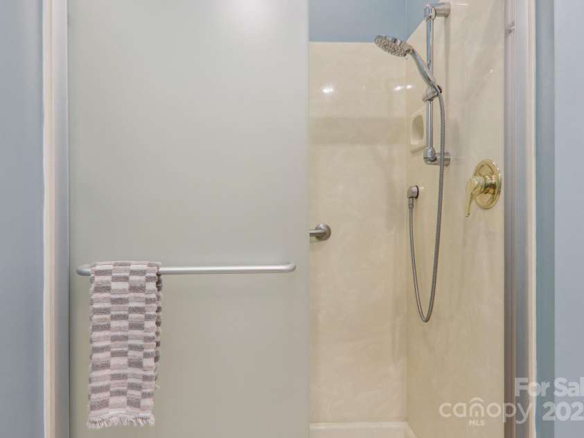23 Country Meadows Lane, Hendersonville, NC 28792.  MLS# CAR4172601, YatesRealty ID 4433. Primary bath
