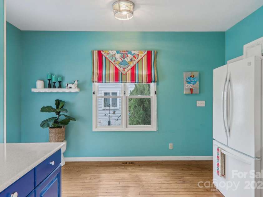 23 Country Meadows Lane, Hendersonville, NC 28792.  MLS# CAR4172601, YatesRealty ID 4433. Room for and eat in area