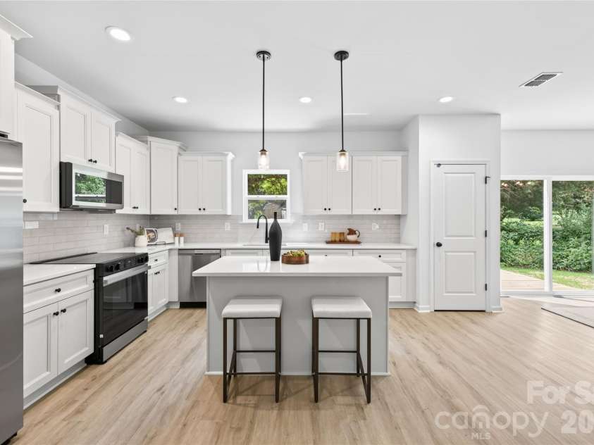 5226 Hickory Lane, Charlotte, NC 28216.  MLS# CAR4411898, YatesRealty ID 44331. 
