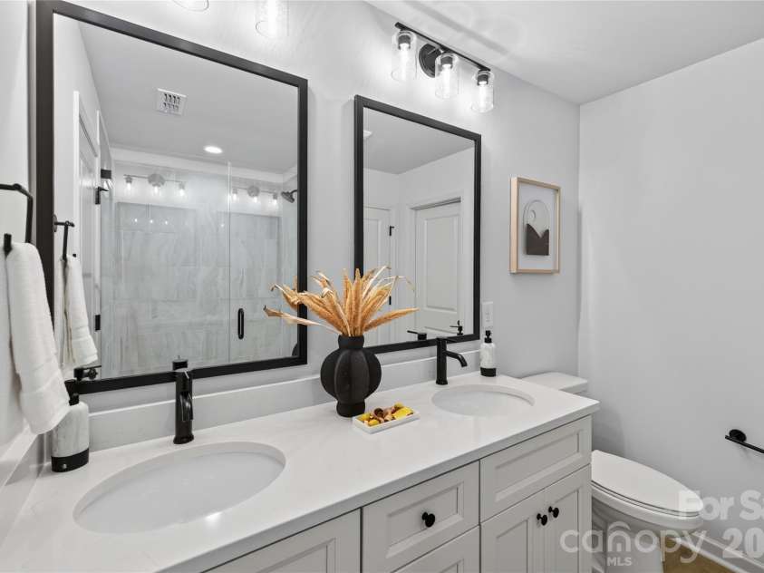5226 Hickory Lane, Charlotte, NC 28216.  MLS# CAR4411898, YatesRealty ID 44331. 