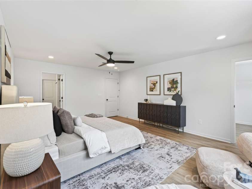 5226 Hickory Lane, Charlotte, NC 28216.  MLS# CAR4411898, YatesRealty ID 44331. 