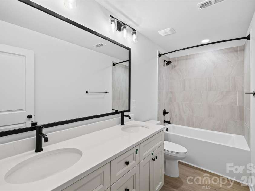 5226 Hickory Lane, Charlotte, NC 28216.  MLS# CAR4411898, YatesRealty ID 44331. 
