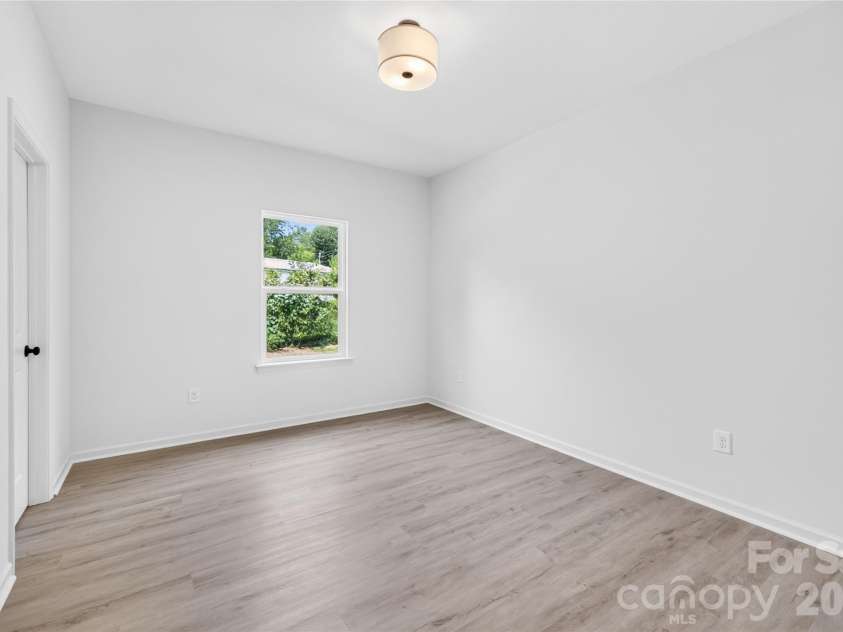 5226 Hickory Lane, Charlotte, NC 28216.  MLS# CAR4411898, YatesRealty ID 44331. 