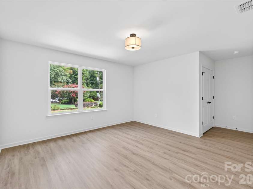 5226 Hickory Lane, Charlotte, NC 28216.  MLS# CAR4411898, YatesRealty ID 44331. 