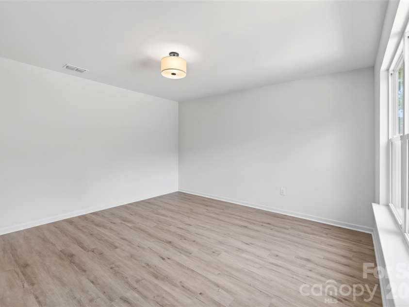 5226 Hickory Lane, Charlotte, NC 28216.  MLS# CAR4411898, YatesRealty ID 44331. 