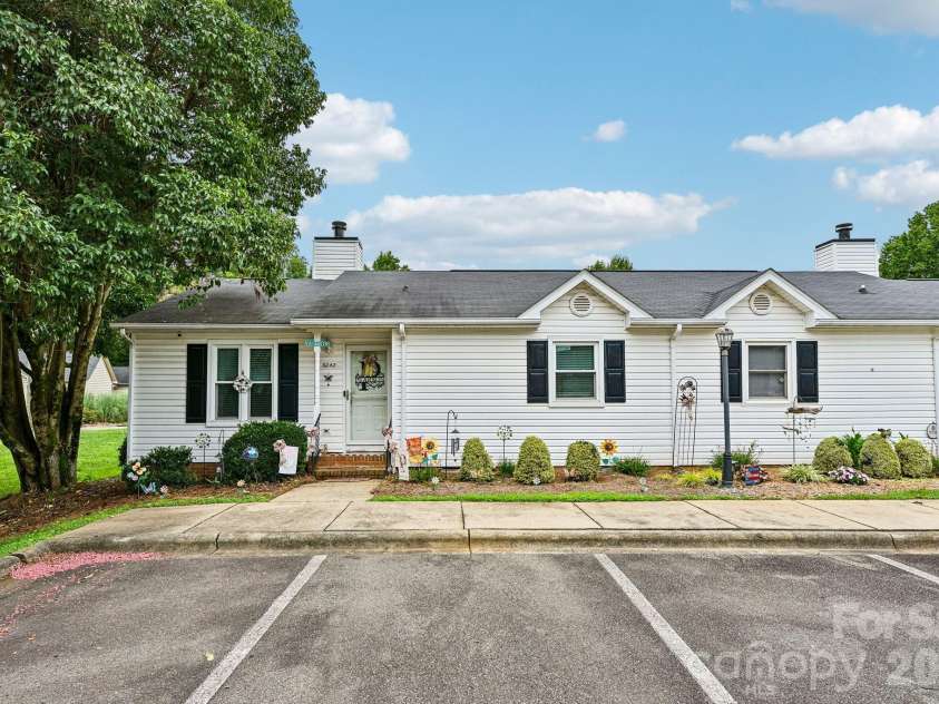 6042 Crape Myrtle Lane, Charlotte, NC 28216.  MLS# CAR4386655, YatesRealty ID 44334. 