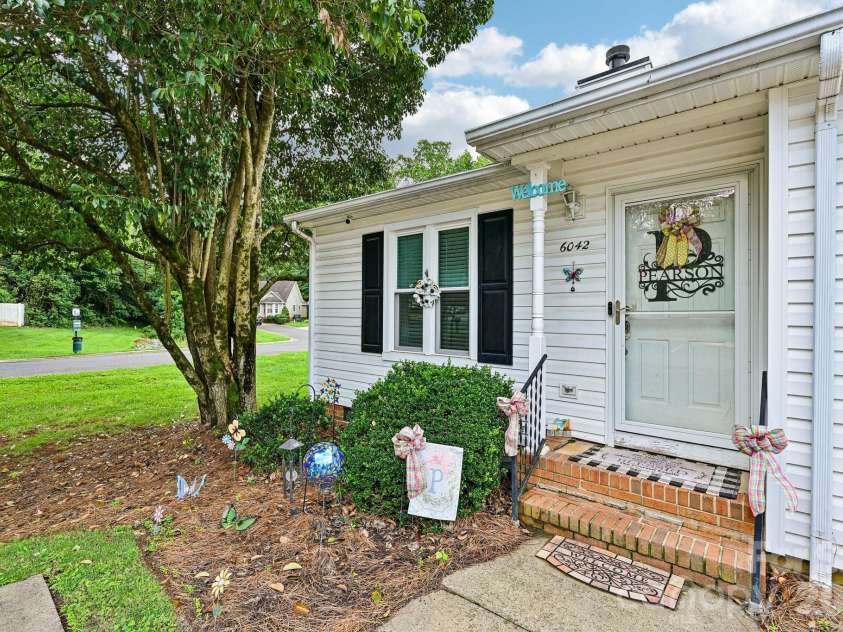 6042 Crape Myrtle Lane, Charlotte, NC 28216.  MLS# CAR4386655, YatesRealty ID 44334. 