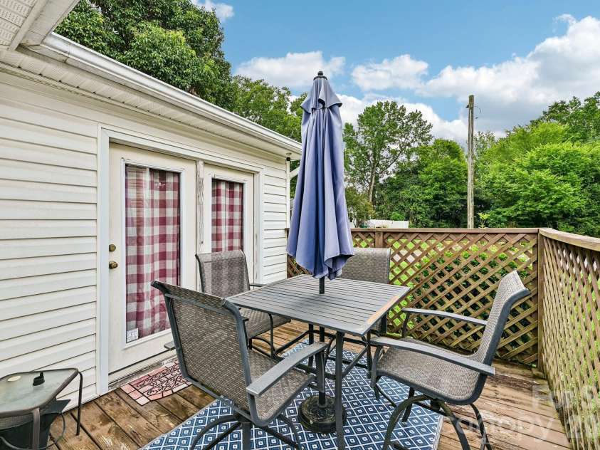 6042 Crape Myrtle Lane, Charlotte, NC 28216.  MLS# CAR4386655, YatesRealty ID 44334. 