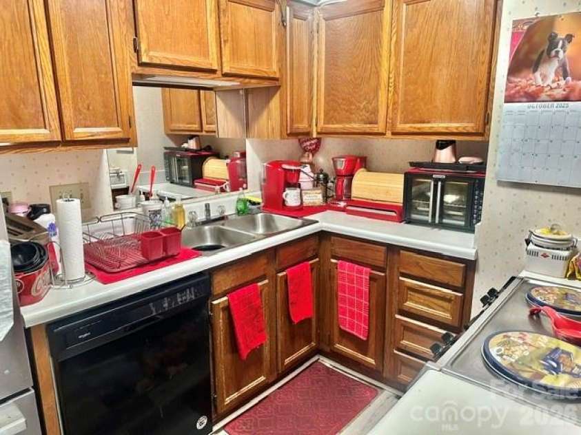 6042 Crape Myrtle Lane, Charlotte, NC 28216.  MLS# CAR4386655, YatesRealty ID 44334. Kitchen