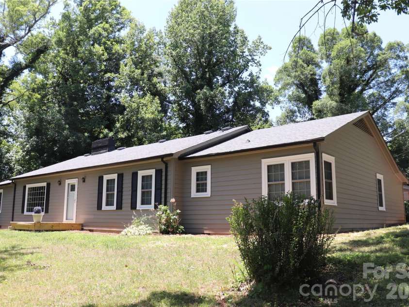 415 High Circle, Lenoir, NC 28645.  MLS# CAR4394665, YatesRealty ID 44335. 
