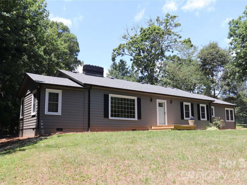 415 High Circle, Lenoir, NC 28645.  MLS# CAR4394665, YatesRealty ID 44335. 