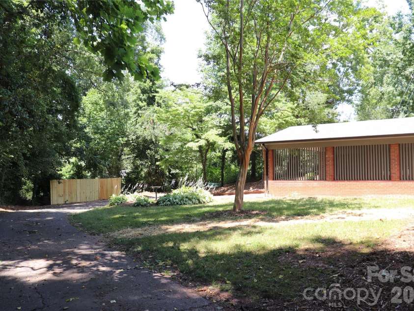 415 High Circle, Lenoir, NC 28645.  MLS# CAR4394665, YatesRealty ID 44335. 