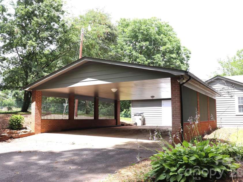 415 High Circle, Lenoir, NC 28645.  MLS# CAR4394665, YatesRealty ID 44335. 