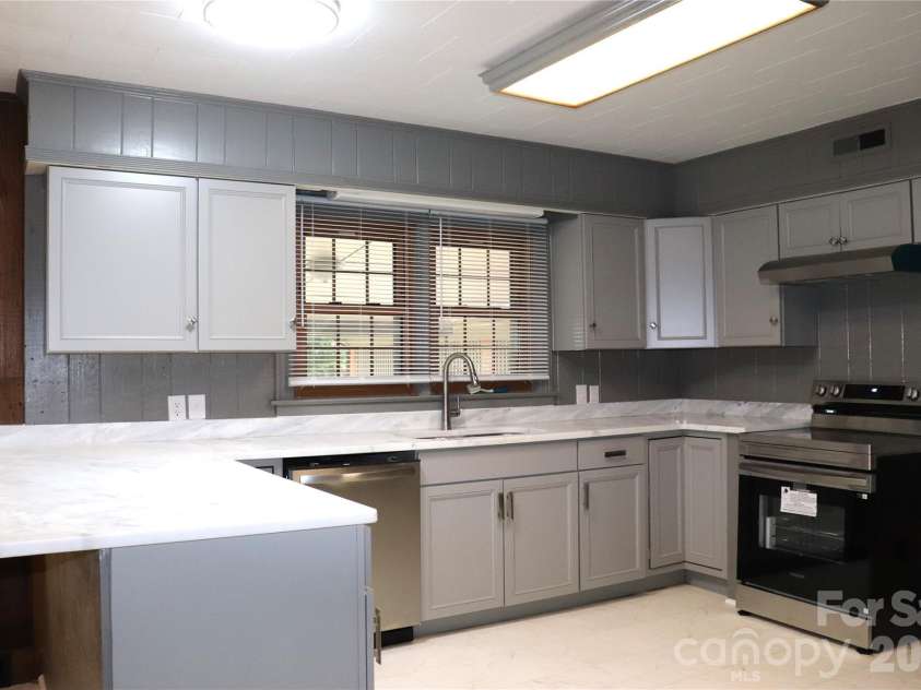 415 High Circle, Lenoir, NC 28645.  MLS# CAR4394665, YatesRealty ID 44335. 