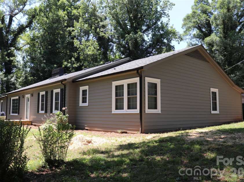 415 High Circle, Lenoir, NC 28645.  MLS# CAR4394665, YatesRealty ID 44335. 