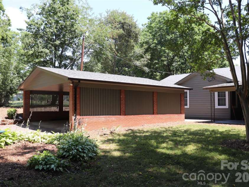 415 High Circle, Lenoir, NC 28645.  MLS# CAR4394665, YatesRealty ID 44335. 