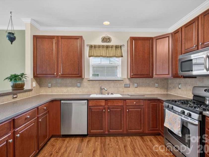 691 Goldflower Drive, Rock Hill, SC 29732.  MLS# CAR4408192, YatesRealty ID 44338. Gas Range