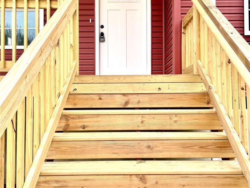 208 Nottingham Drive, York, SC 29745.  MLS# CAR4098642, YatesRealty ID 4434. Front stairs