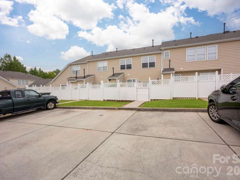 8008 Willow Branch Drive, Waxhaw, NC 28173.  MLS# CAR4414618, YatesRealty ID 44343. 
