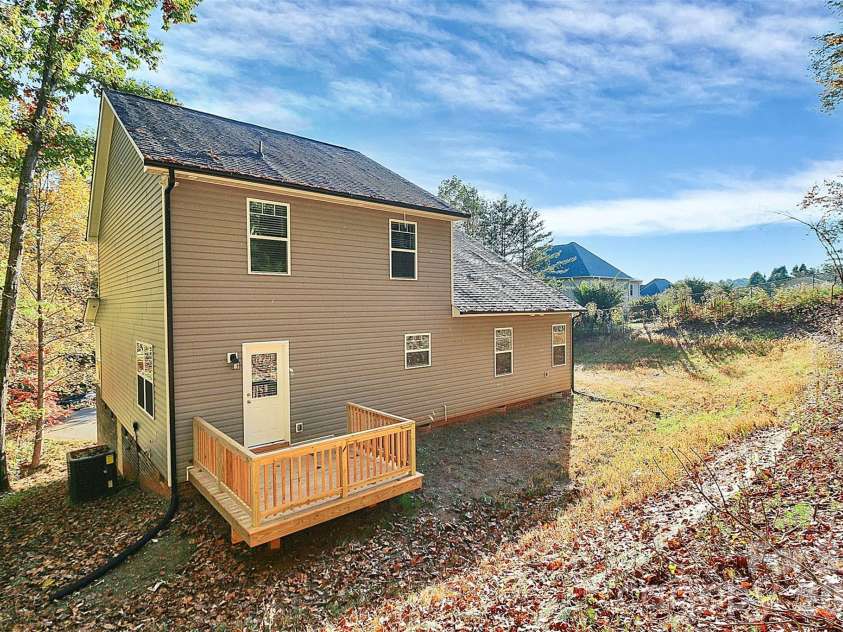 2595 Henry Falls Drive, Hickory, NC 28602.  MLS# CAR4413299, YatesRealty ID 44345. 
