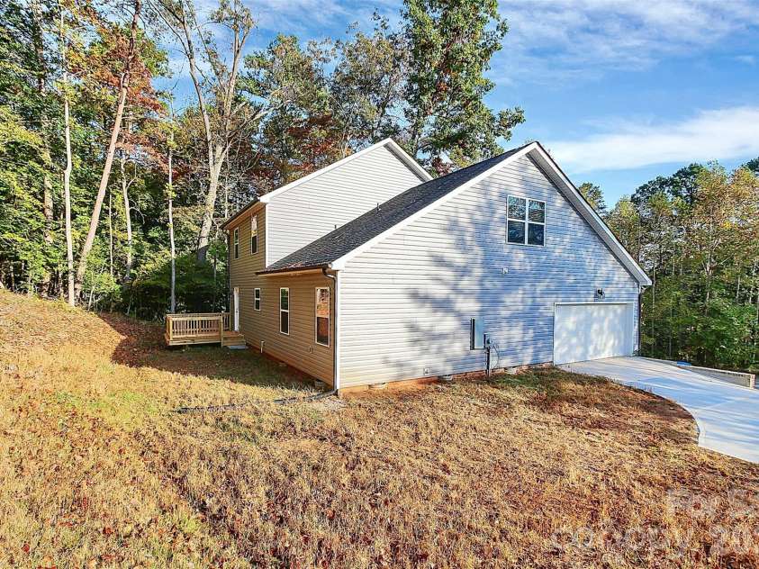 2595 Henry Falls Drive, Hickory, NC 28602.  MLS# CAR4413299, YatesRealty ID 44345. 