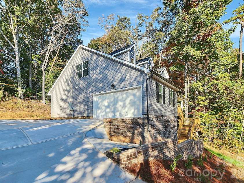2595 Henry Falls Drive, Hickory, NC 28602.  MLS# CAR4413299, YatesRealty ID 44345. 