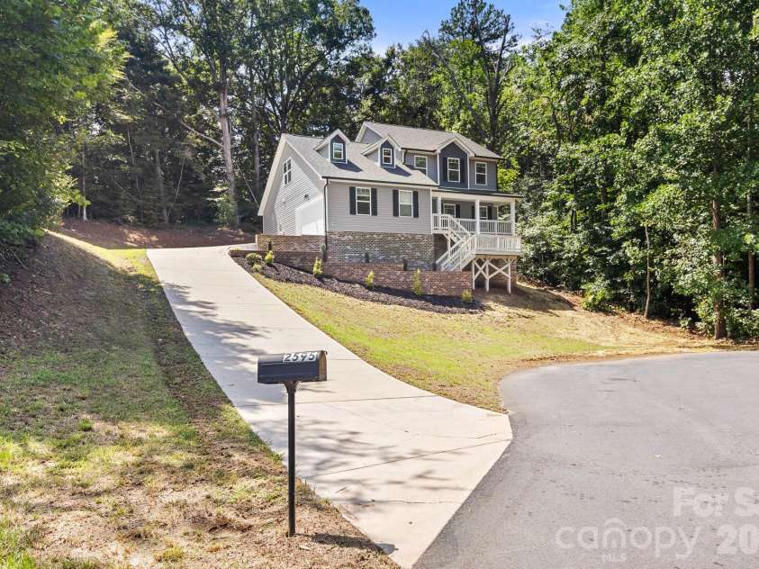 2595 Henry Falls Drive, Hickory, NC 28602.  MLS# CAR4413299, YatesRealty ID 44345. 
