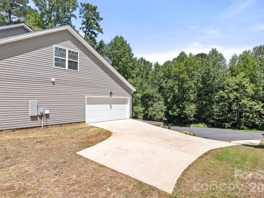 2595 Henry Falls Drive, Hickory, NC 28602.  MLS# CAR4413299, YatesRealty ID 44345. 