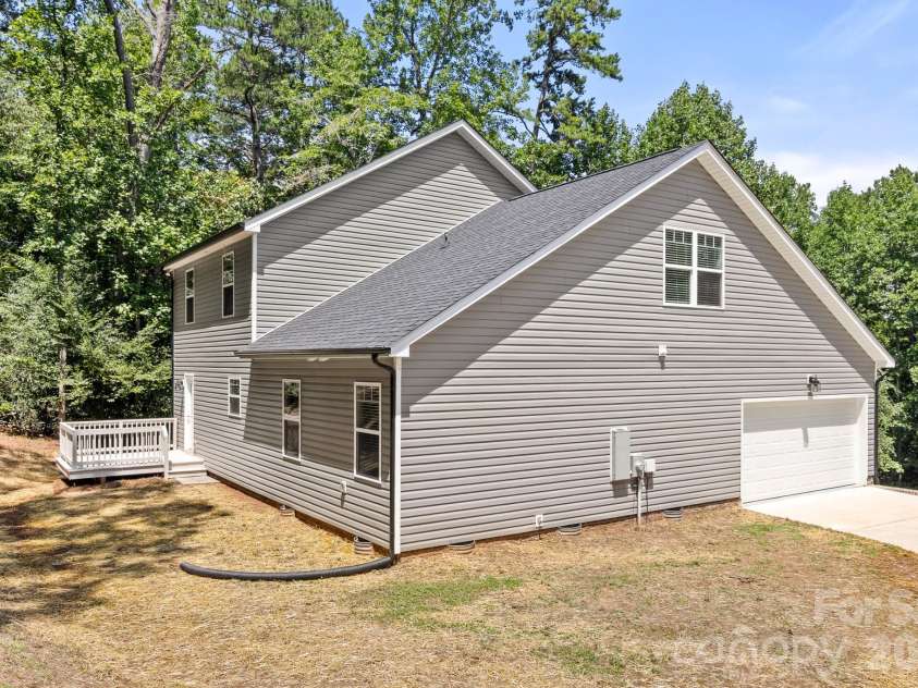 2595 Henry Falls Drive, Hickory, NC 28602.  MLS# CAR4413299, YatesRealty ID 44345. 