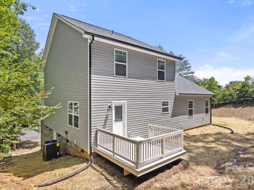 2595 Henry Falls Drive, Hickory, NC 28602.  MLS# CAR4413299, YatesRealty ID 44345. 