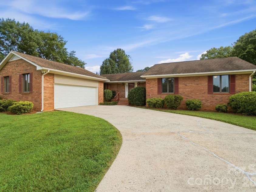 197 Park Road, Mount Holly, NC 28120.  MLS# CAR4414607, YatesRealty ID 44348. All Brick Ranch in Mount Holly