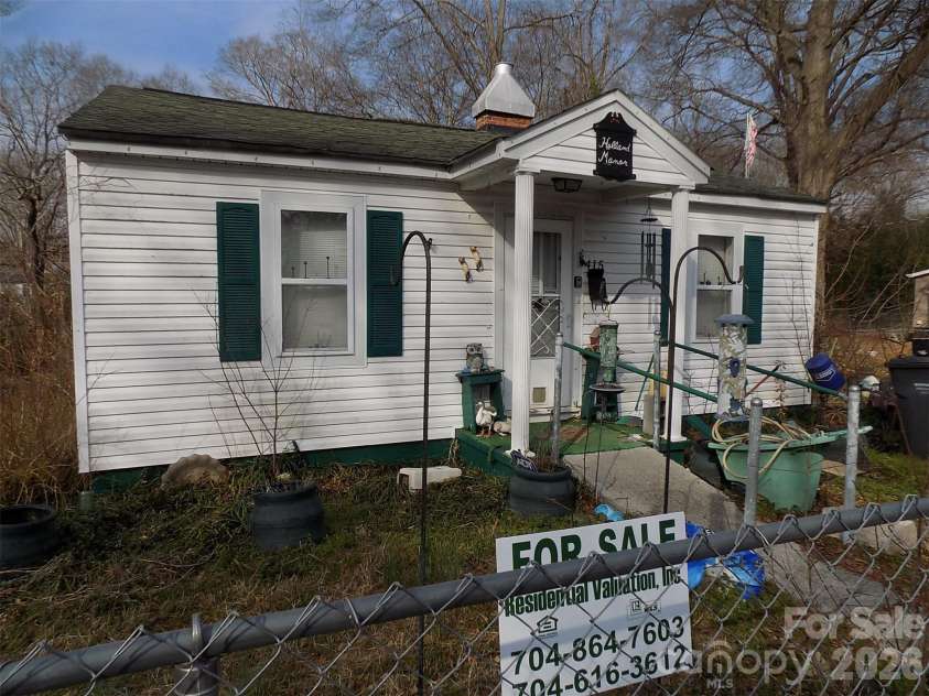 415 Maple Street, Dallas, NC 28034.  MLS# CAR4350879, YatesRealty ID 4436. FRONT 