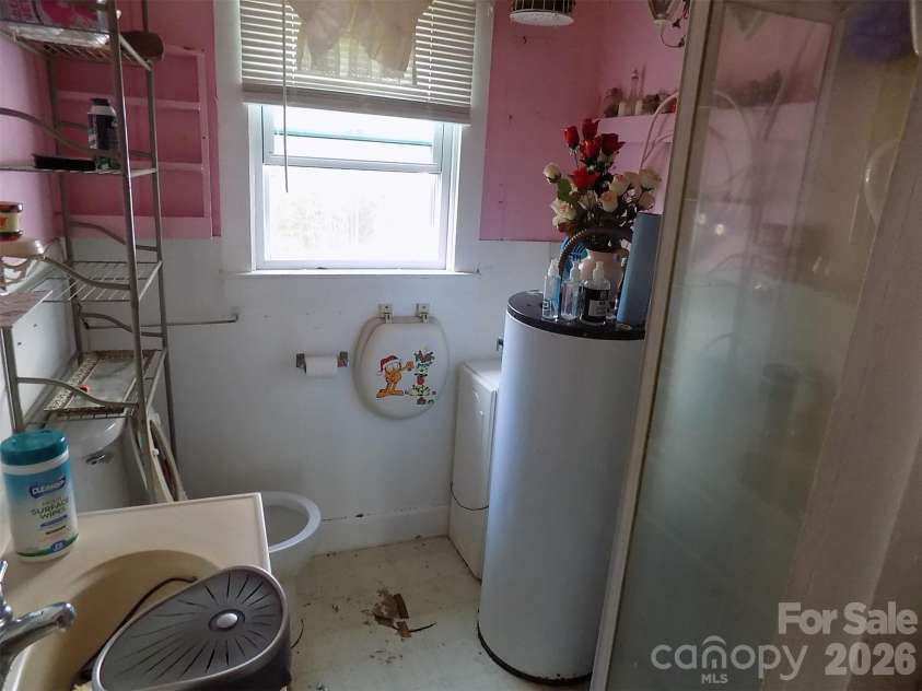 415 Maple Street, Dallas, NC 28034.  MLS# CAR4350879, YatesRealty ID 4436. FULL BATH