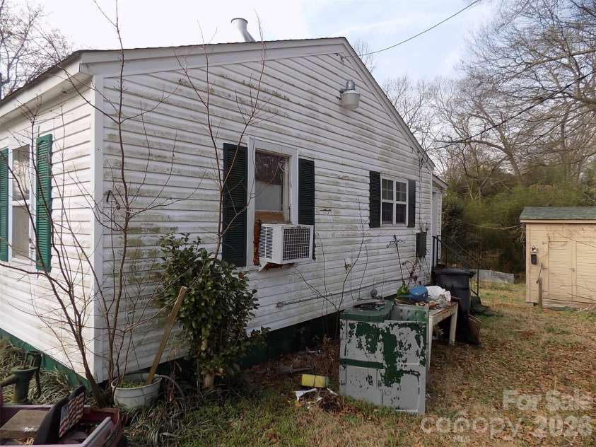 415 Maple Street, Dallas, NC 28034.  MLS# CAR4350879, YatesRealty ID 4436. RIGHT SIDE