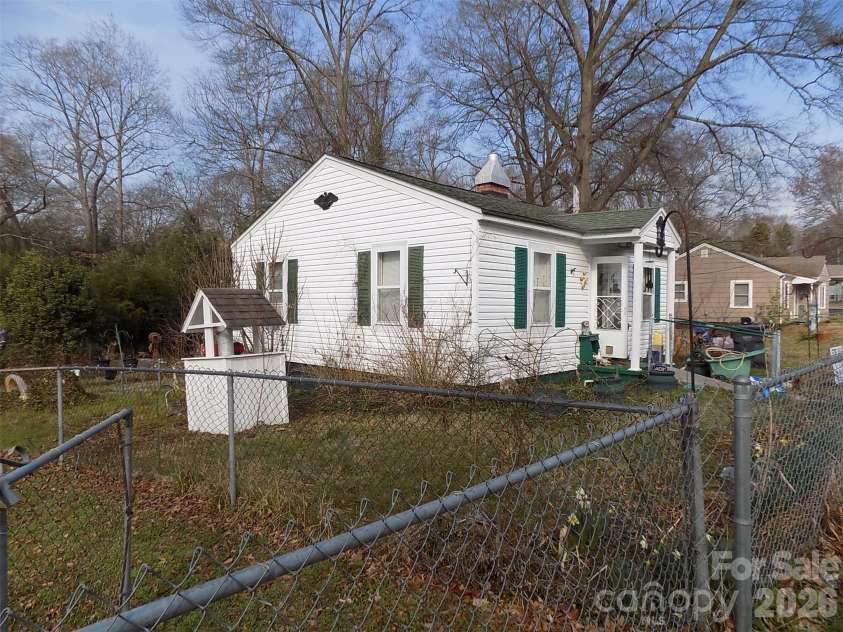 415 Maple Street, Dallas, NC 28034.  MLS# CAR4350879, YatesRealty ID 4436. STREET VIEW 