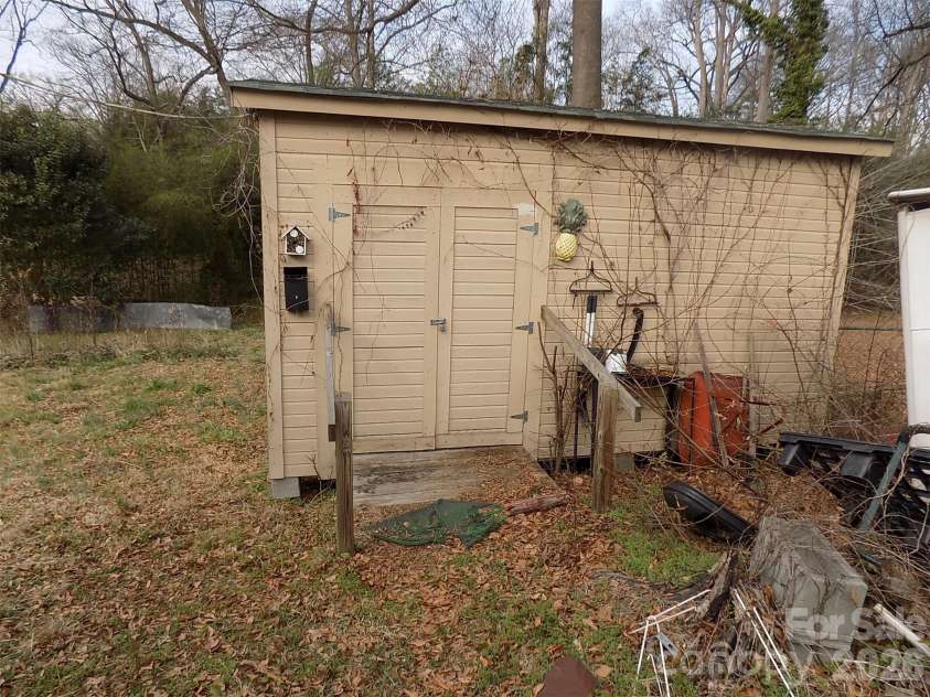 415 Maple Street, Dallas, NC 28034.  MLS# CAR4350879, YatesRealty ID 4436. UTILITY BUILDING