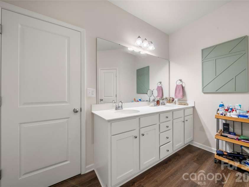 3229 Creek Bend Court, Sherrills Ford, NC 28673.  MLS# CAR4411324, YatesRealty ID 44361. Primary bathroom
