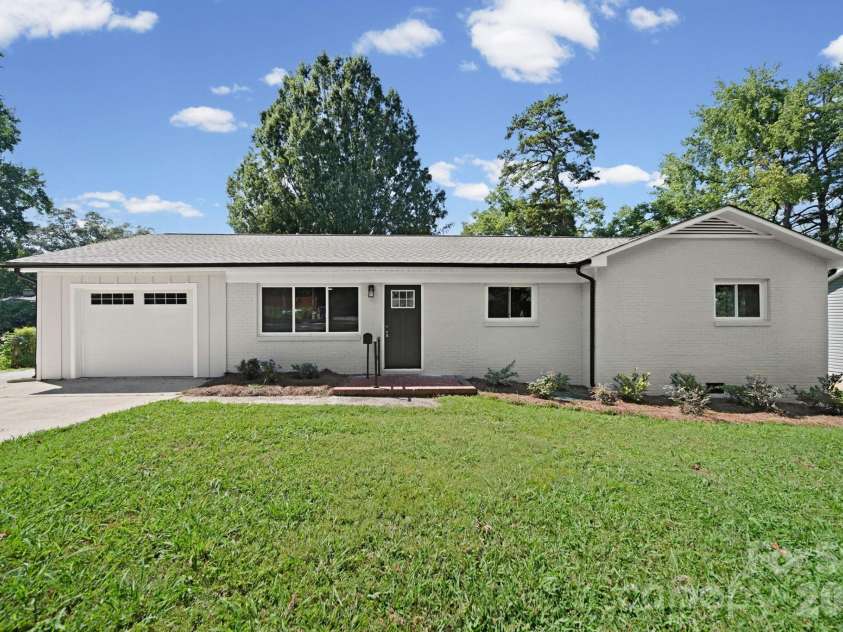 1041 Watts Drive, Charlotte, NC 28216.  MLS# CAR4411321, YatesRealty ID 44365. 