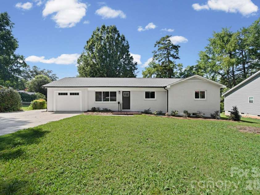 1041 Watts Drive, Charlotte, NC 28216.  MLS# CAR4411321, YatesRealty ID 44365. 