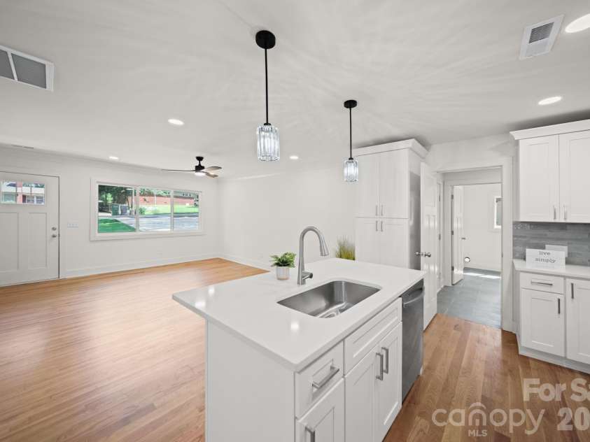 1041 Watts Drive, Charlotte, NC 28216.  MLS# CAR4411321, YatesRealty ID 44365. 
