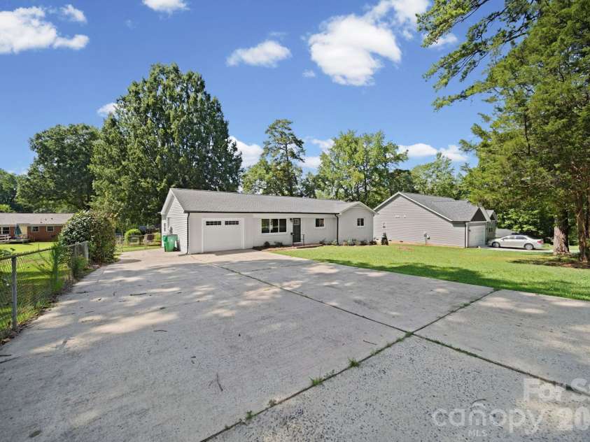 1041 Watts Drive, Charlotte, NC 28216.  MLS# CAR4411321, YatesRealty ID 44365. 