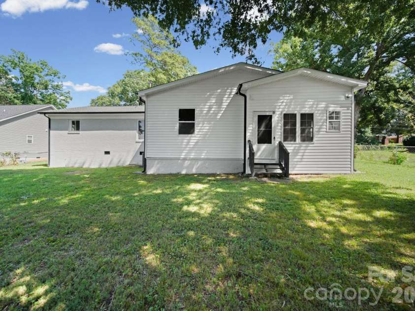 1041 Watts Drive, Charlotte, NC 28216.  MLS# CAR4411321, YatesRealty ID 44365. 