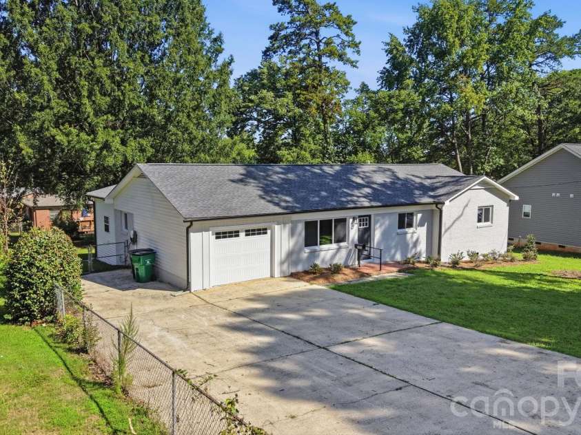 1041 Watts Drive, Charlotte, NC 28216.  MLS# CAR4411321, YatesRealty ID 44365. 