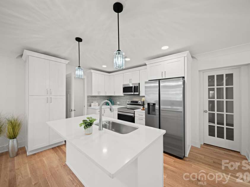 1041 Watts Drive, Charlotte, NC 28216.  MLS# CAR4411321, YatesRealty ID 44365. Beautiful New Kitchen
